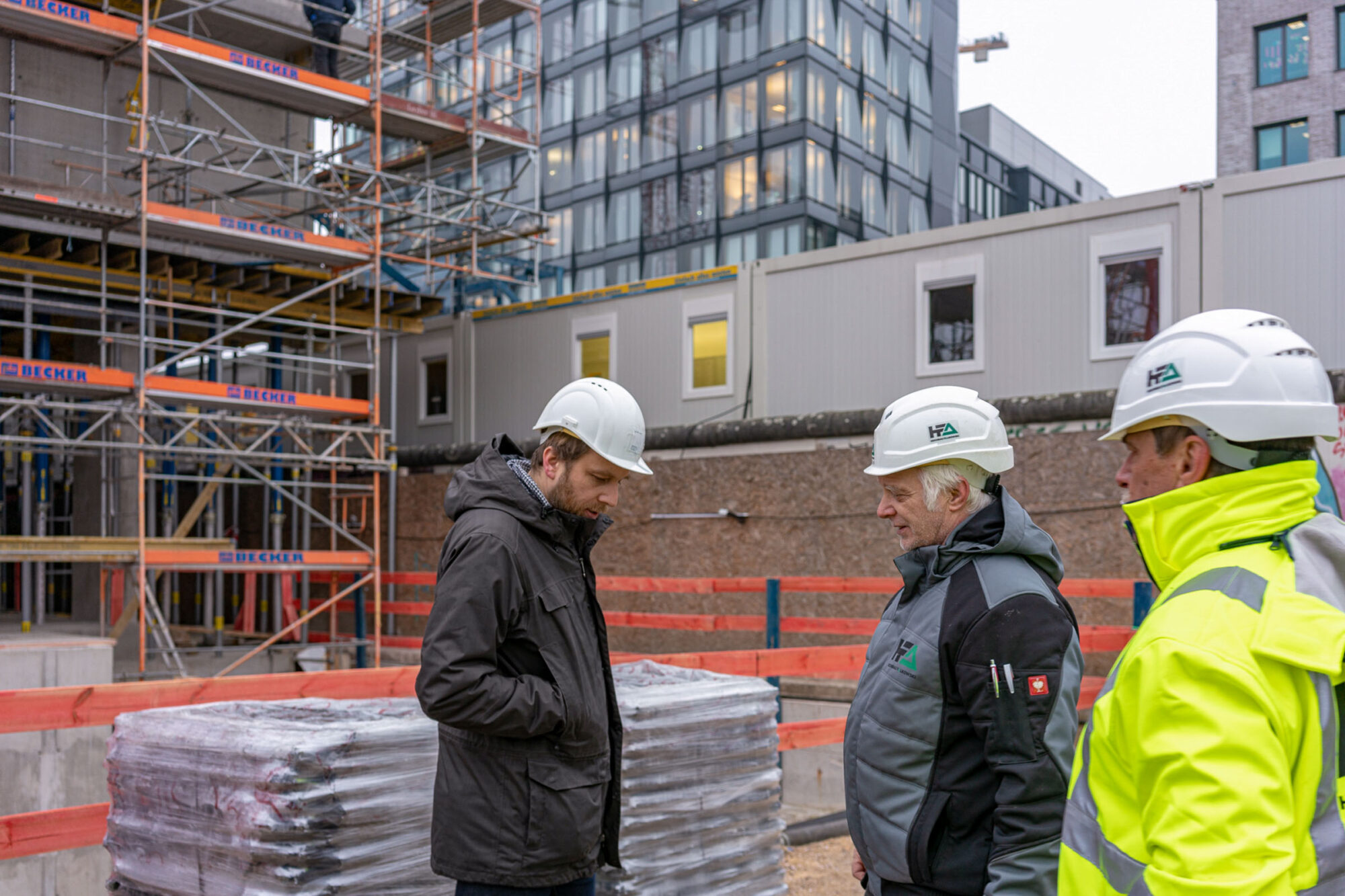 Besprechung auf der Baustelle von Pier 61|63 in Berlin