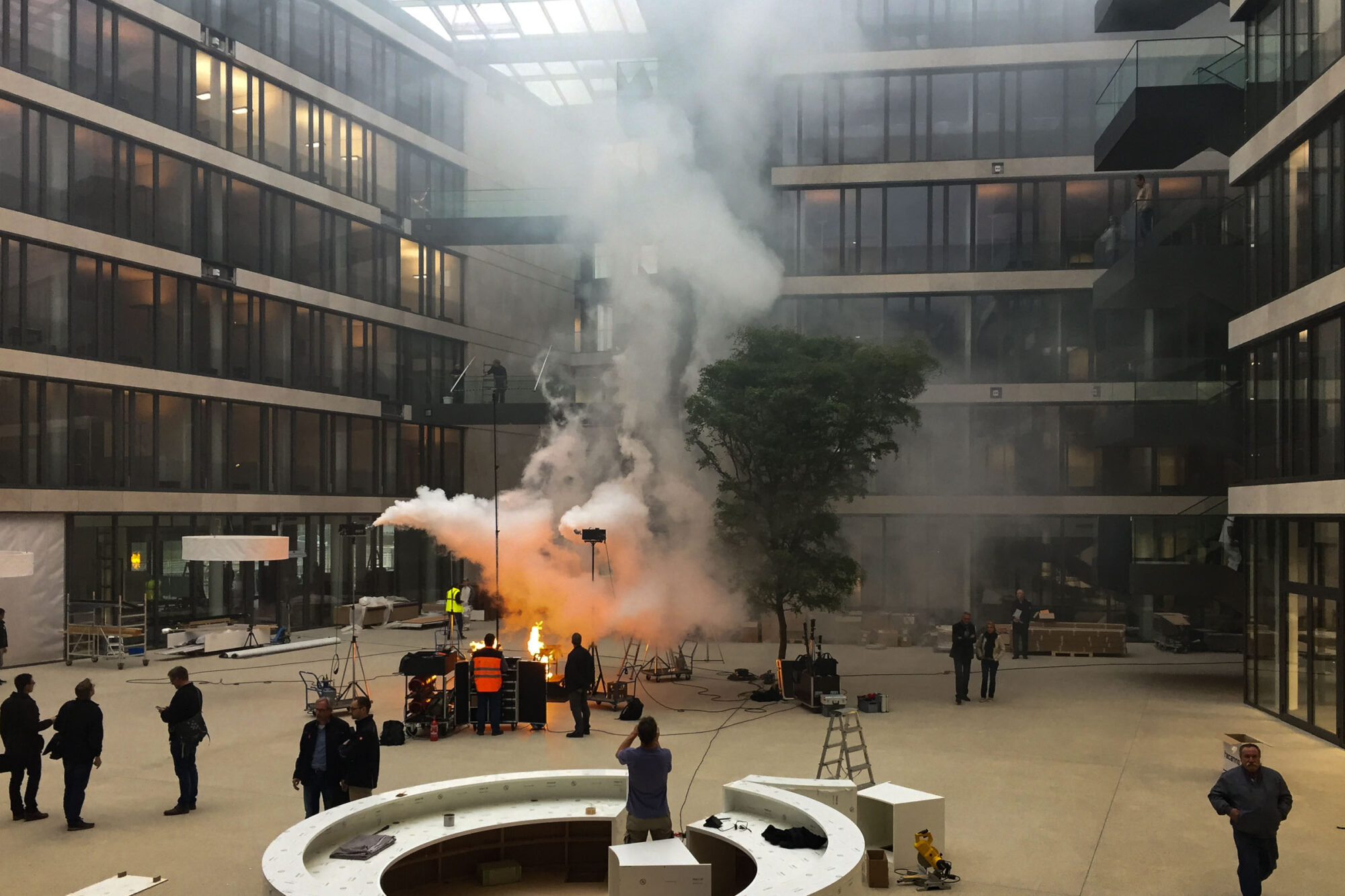 Brandrauchsimulation im Foyer des FGS Campus in Bonn
